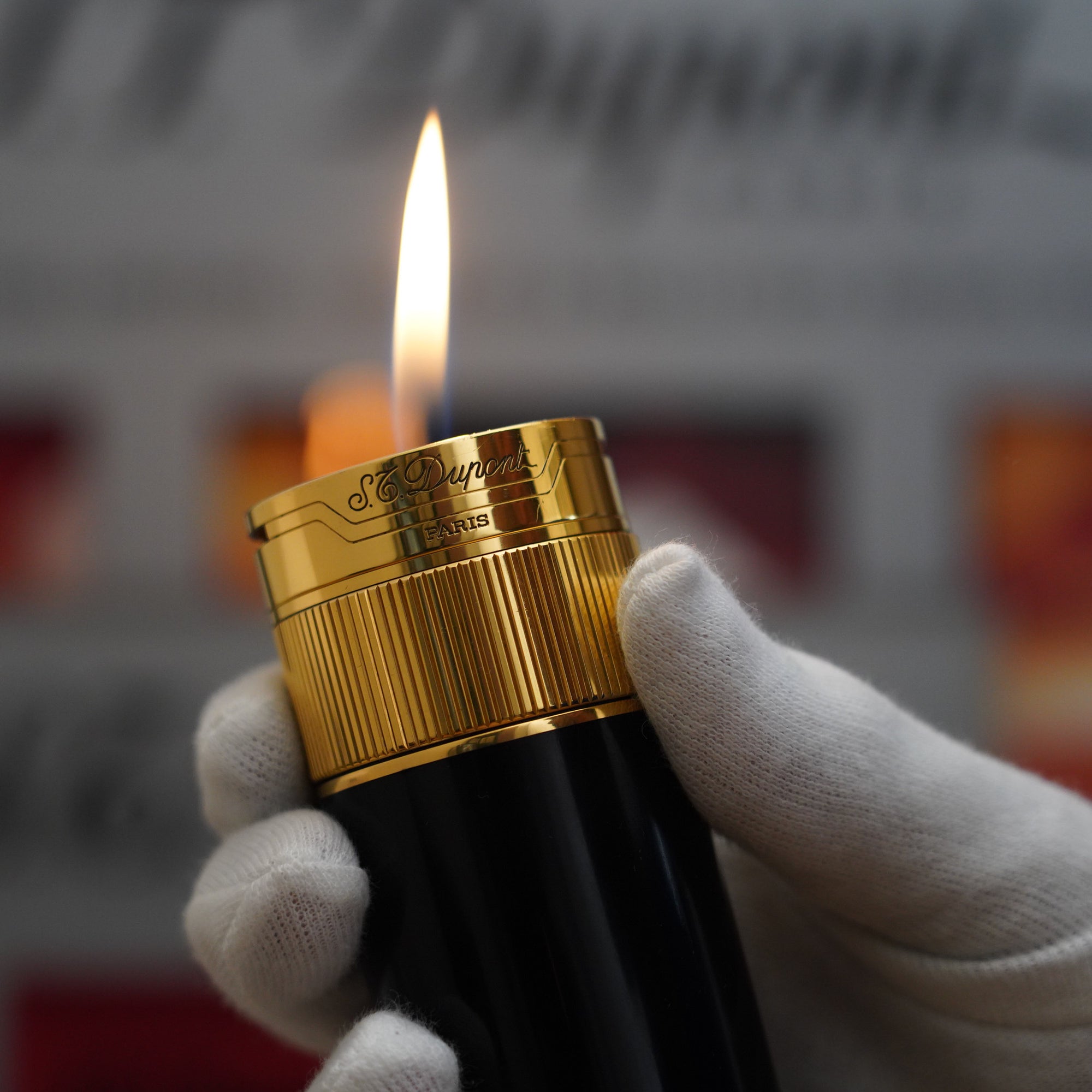 A Vintage 1980 S.T. Dupont 18k Unique Cylinder Gold Plated Black Lacquer Dual Flame Table Lighter