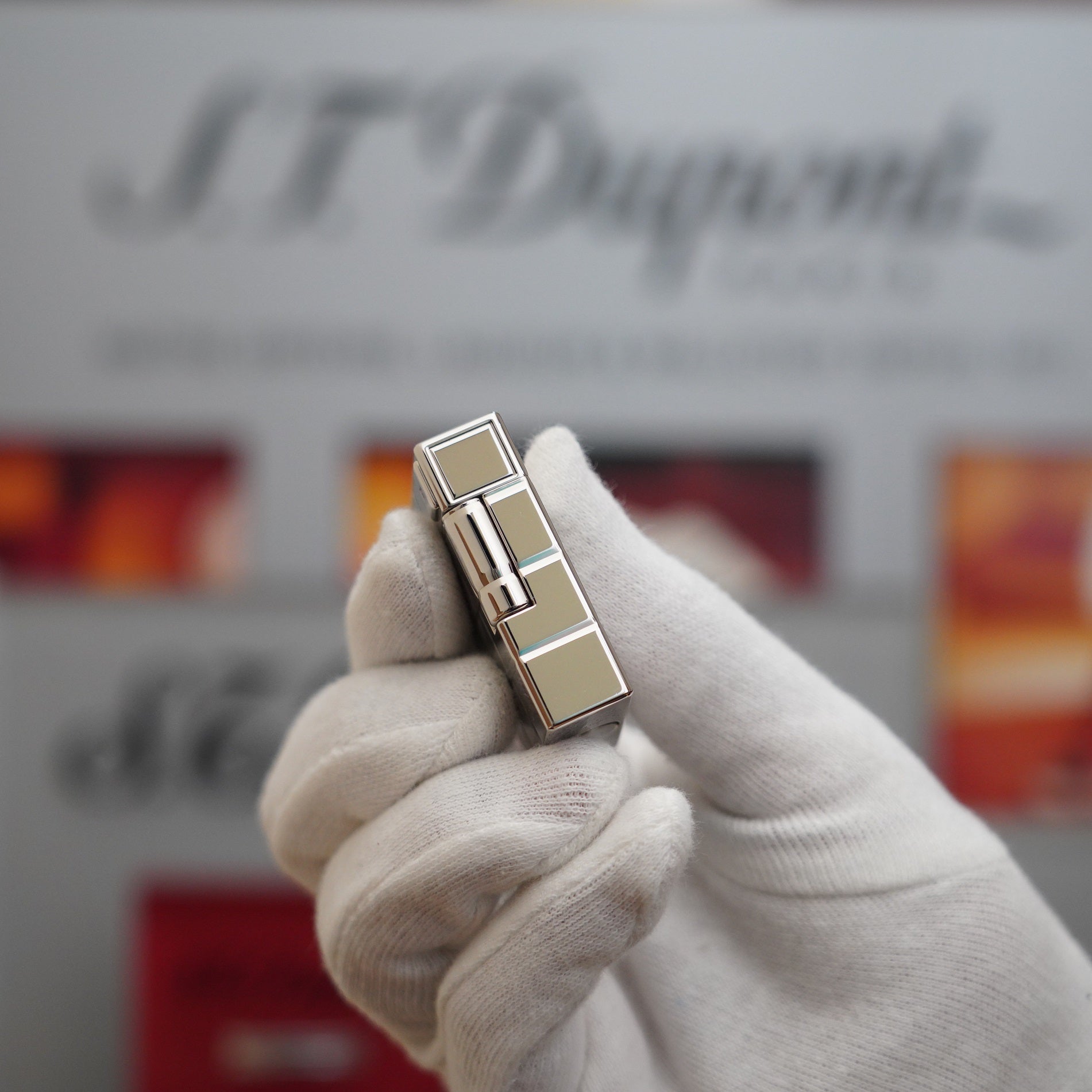 S.T. Dupont introduces the Vintage S.T. Dupont 1990 Limited anniversary Platinum Serie 60 years 1 Diamond Ligne 1 Plated Lighter, a vintage lighter from the Ligne 1 collection.